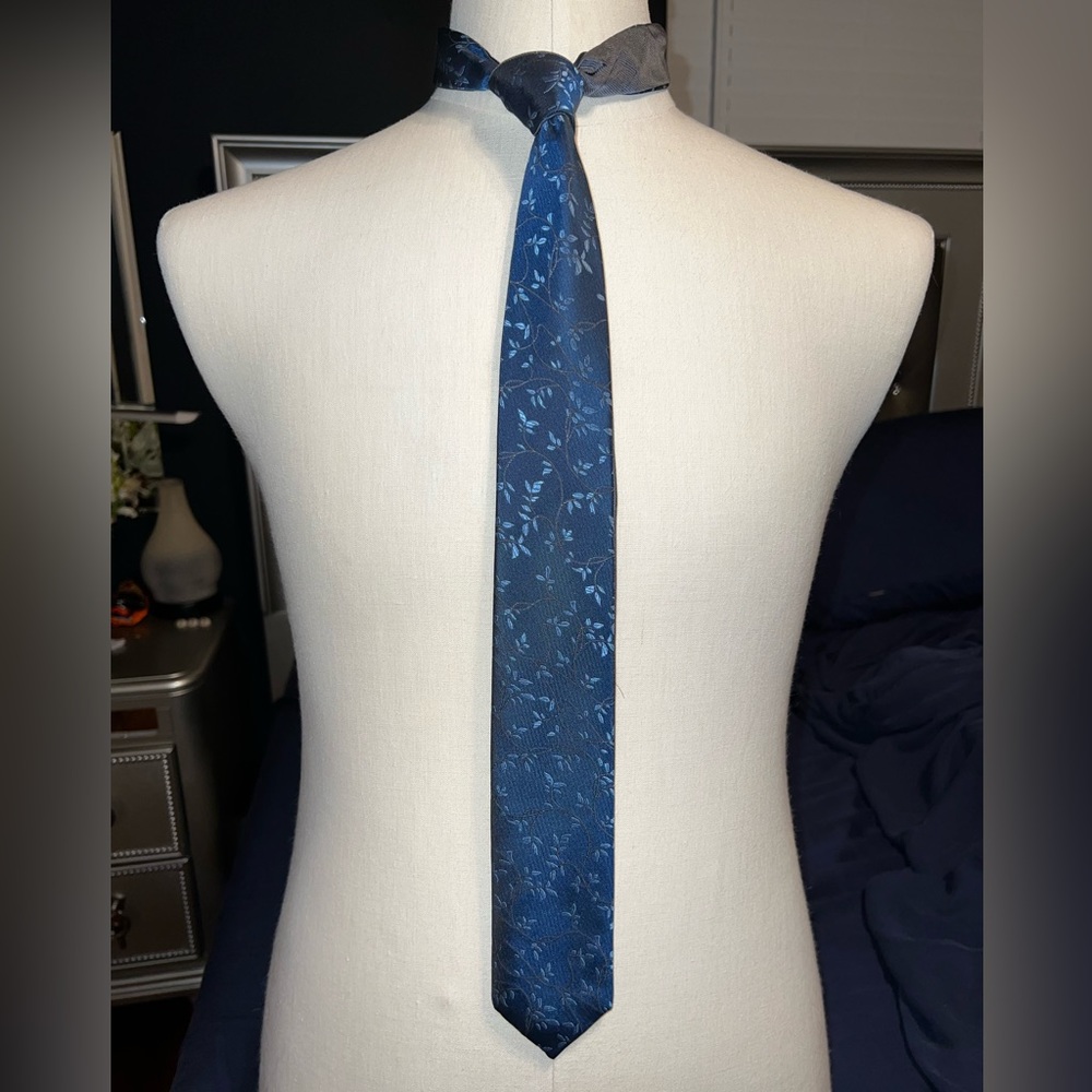 Tie by “little black tie” pre loved. Very good condition.